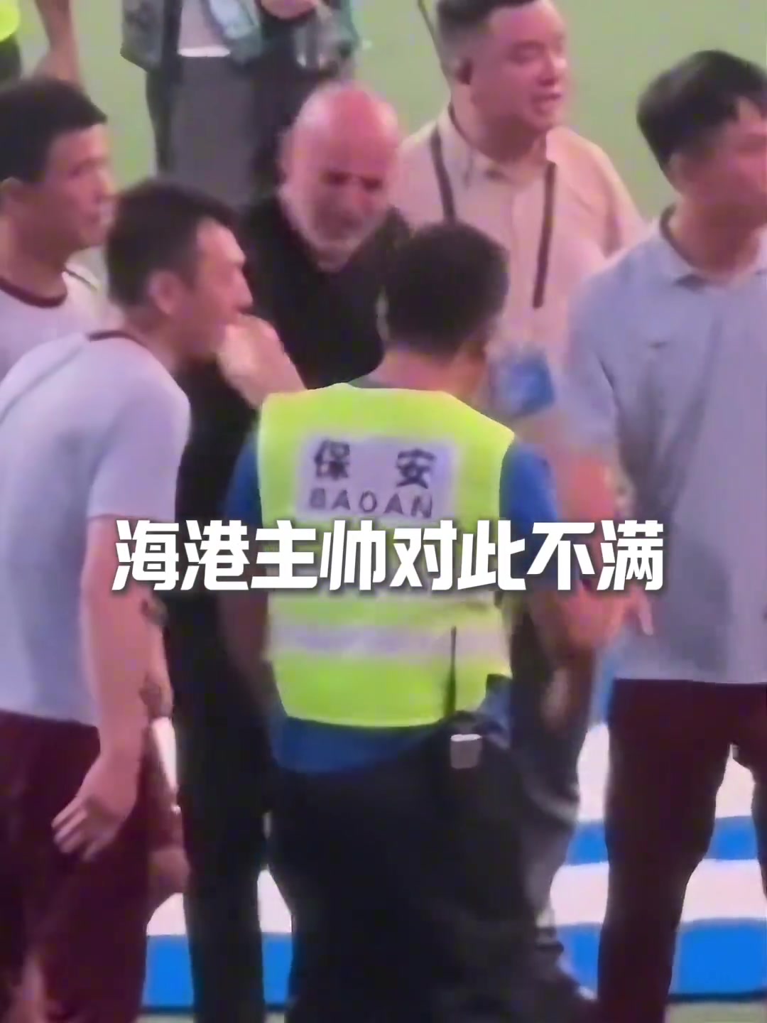 比賽中多名海港球員踩踏申花元素標(biāo)志后續(xù)女記者勸阻時(shí)被打