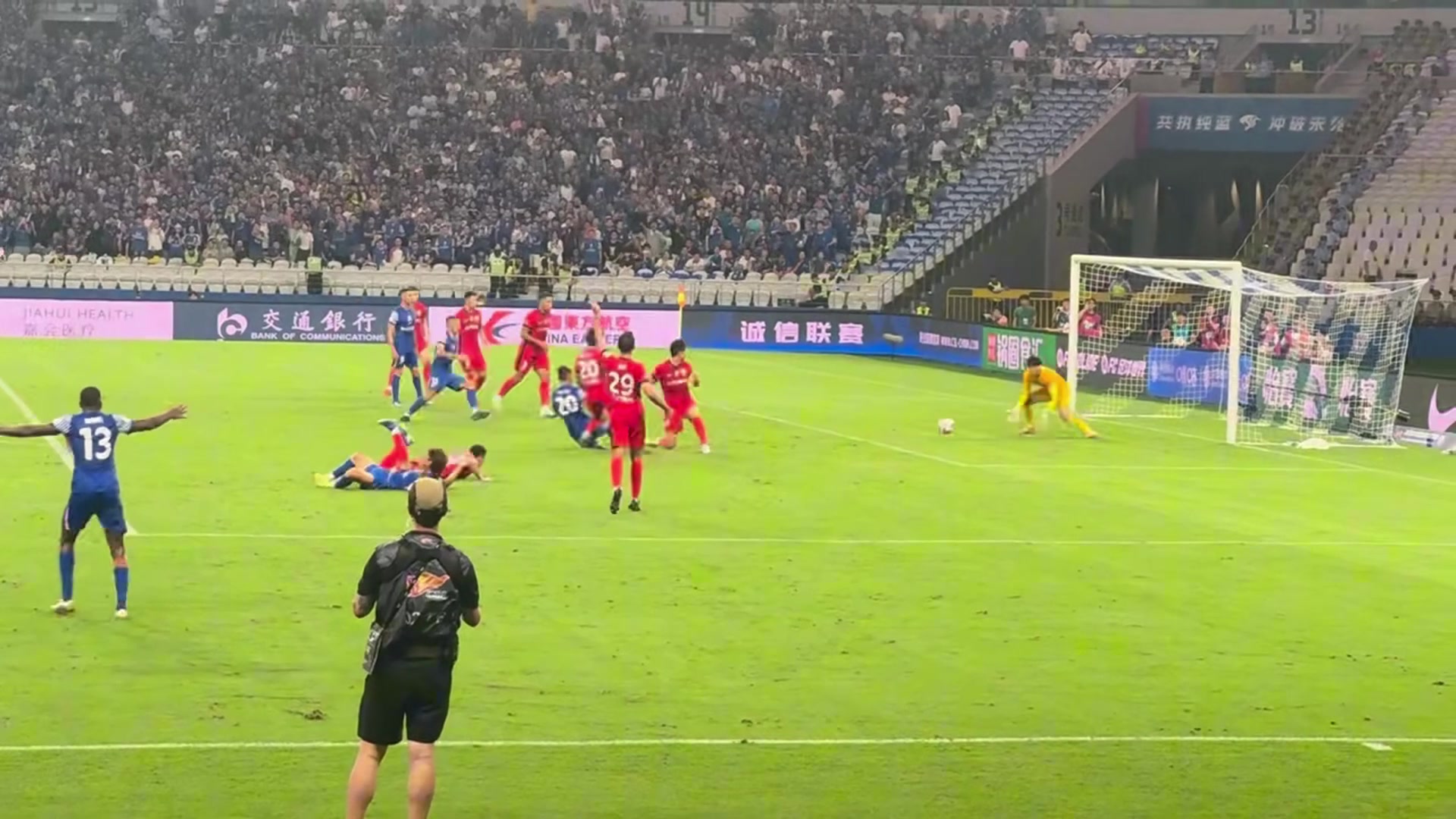 博主第一視角近距離拍攝申花這球不是點球