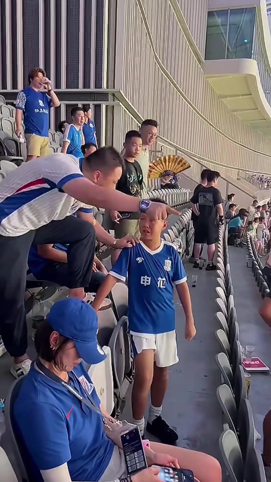 申花小球迷哭了大人安慰我們還領(lǐng)先他們申花一定會(huì)拿冠軍