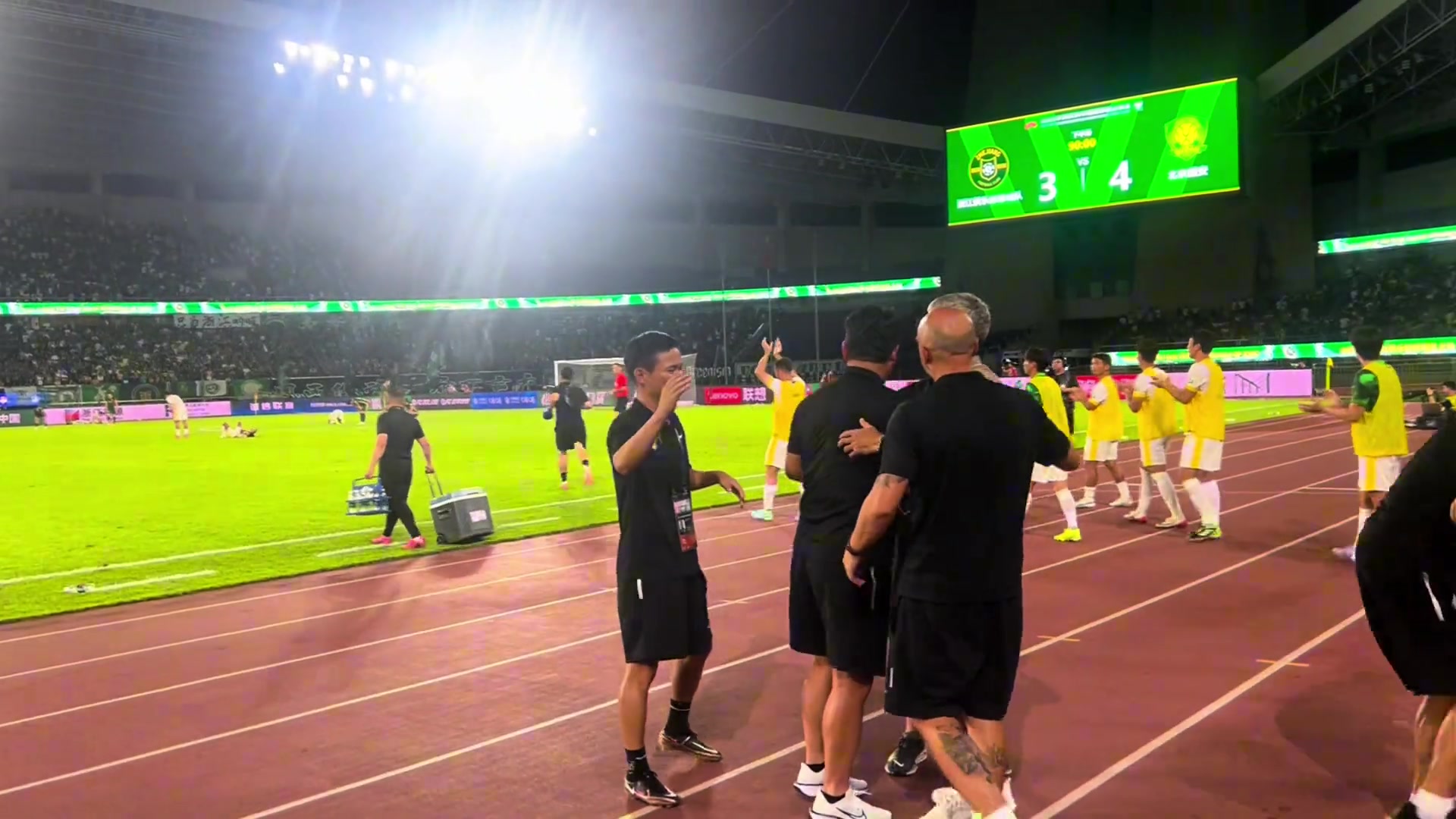 艱難實(shí)拍終場(chǎng)哨響瞬間塞蒂恩和國(guó)安教練組長(zhǎng)舒一口氣