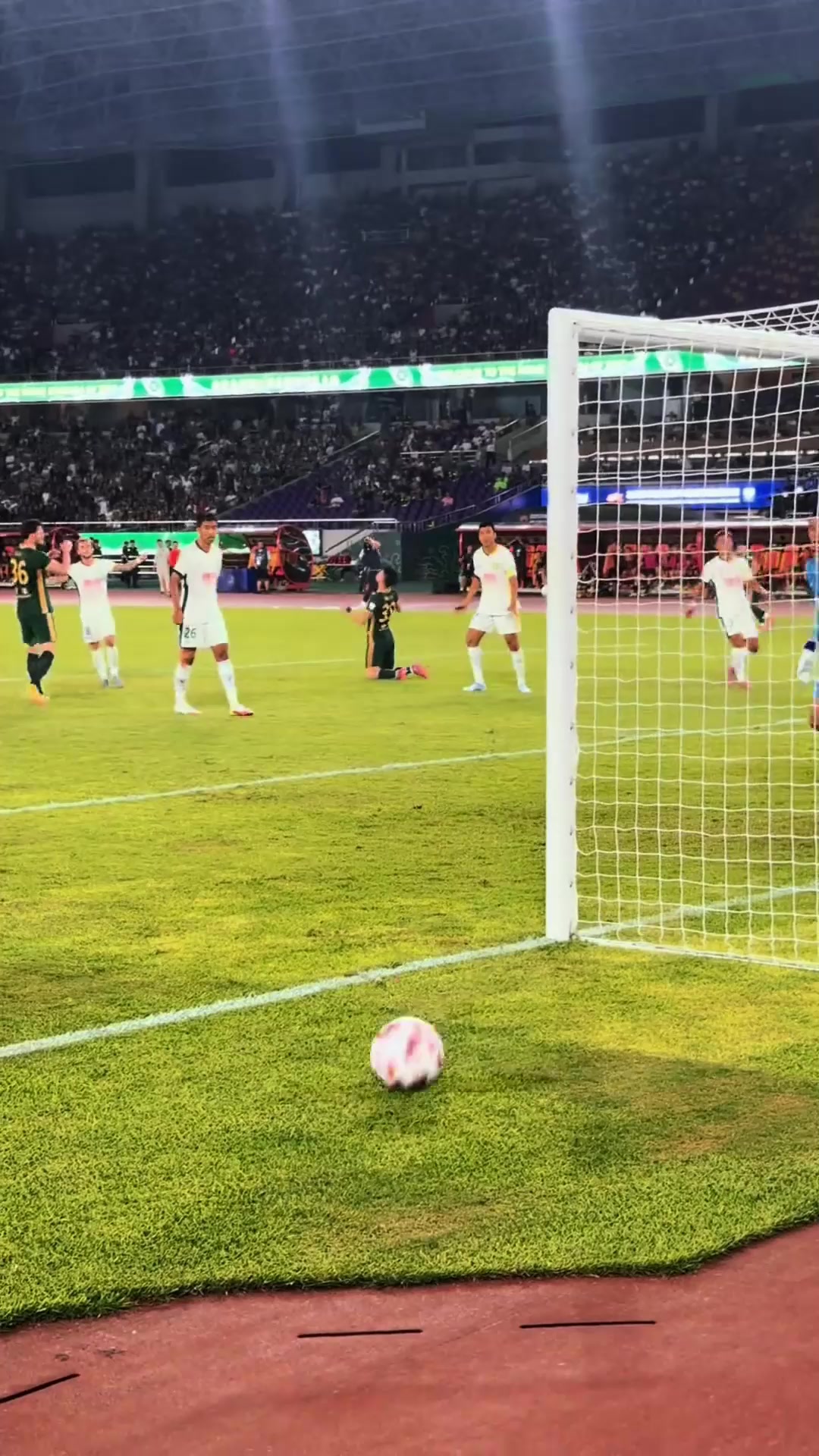 燃盡了王鈺棟接球轉(zhuǎn)身低射后雙腿抽筋侯森上前幫忙拉伸