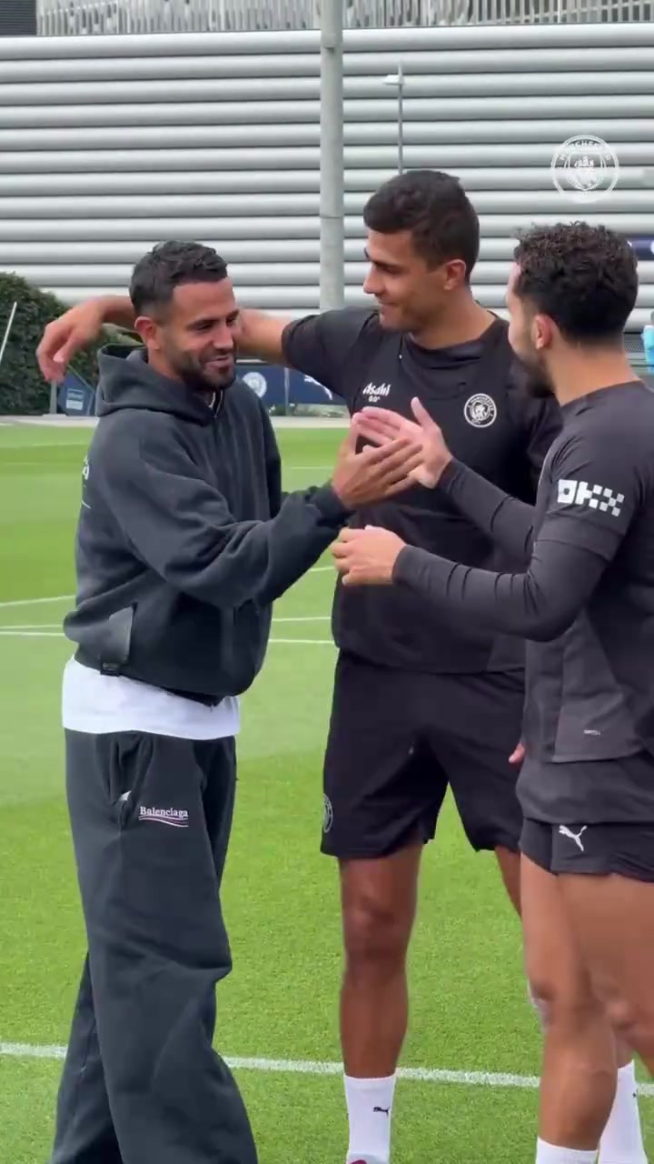 羅德里快讓我好好看看馬赫雷斯回到曼城看望老隊(duì)友們