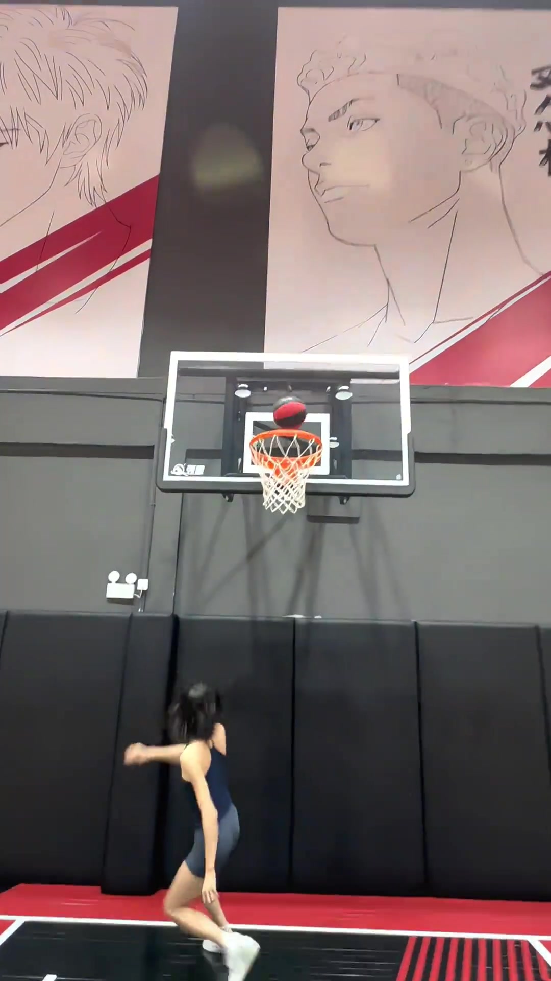 有一說一小姐姐的頭發(fā)都比她的運球上籃絲滑多了