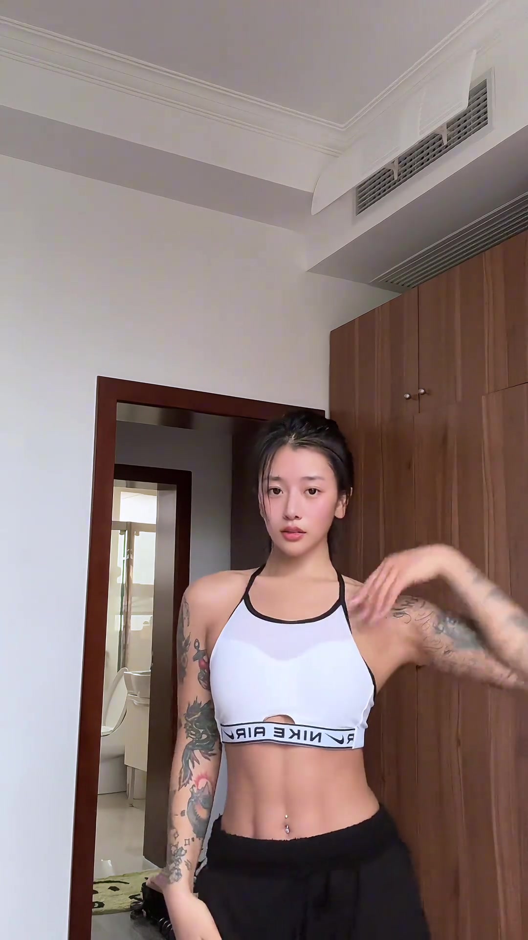 李添榮女友胡玄子自拍這大花臂挺有沖擊力