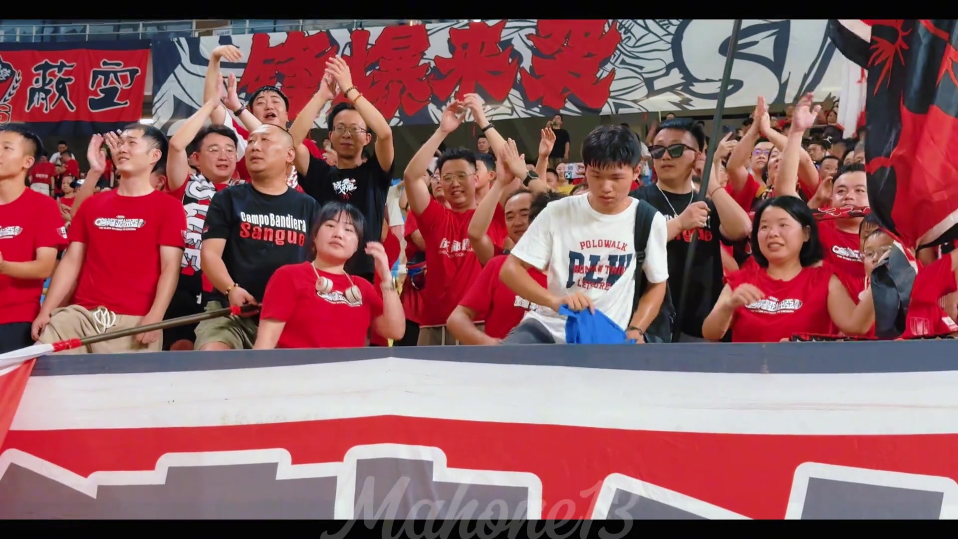 淚目楊明洋對球迷太有愛了刀鋒看臺想起熱烈掌聲