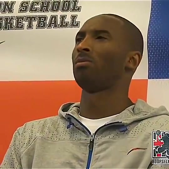 科比單挑我穩(wěn)贏詹姆斯1v1對(duì)我來說很簡(jiǎn)單他比較全面