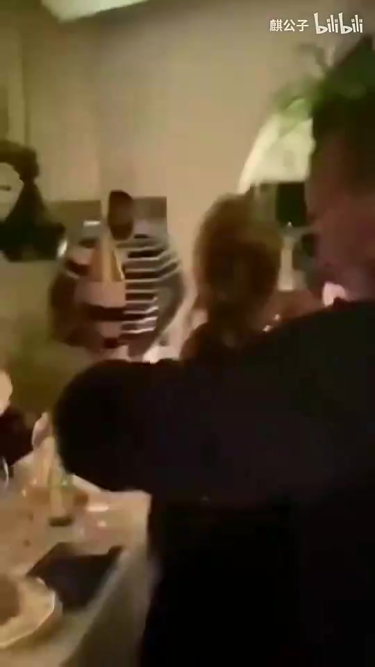 真嗨啊詹姆斯昔日在吹牛老爹的私人派對上隨著歌曲翩翩起舞