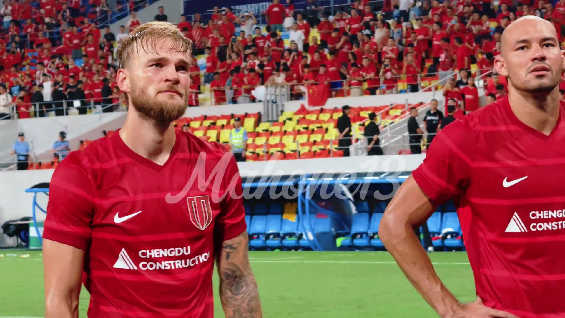 別哭進亞冠正賽了成都蓉城球員賽后謝場外援萊切特落淚