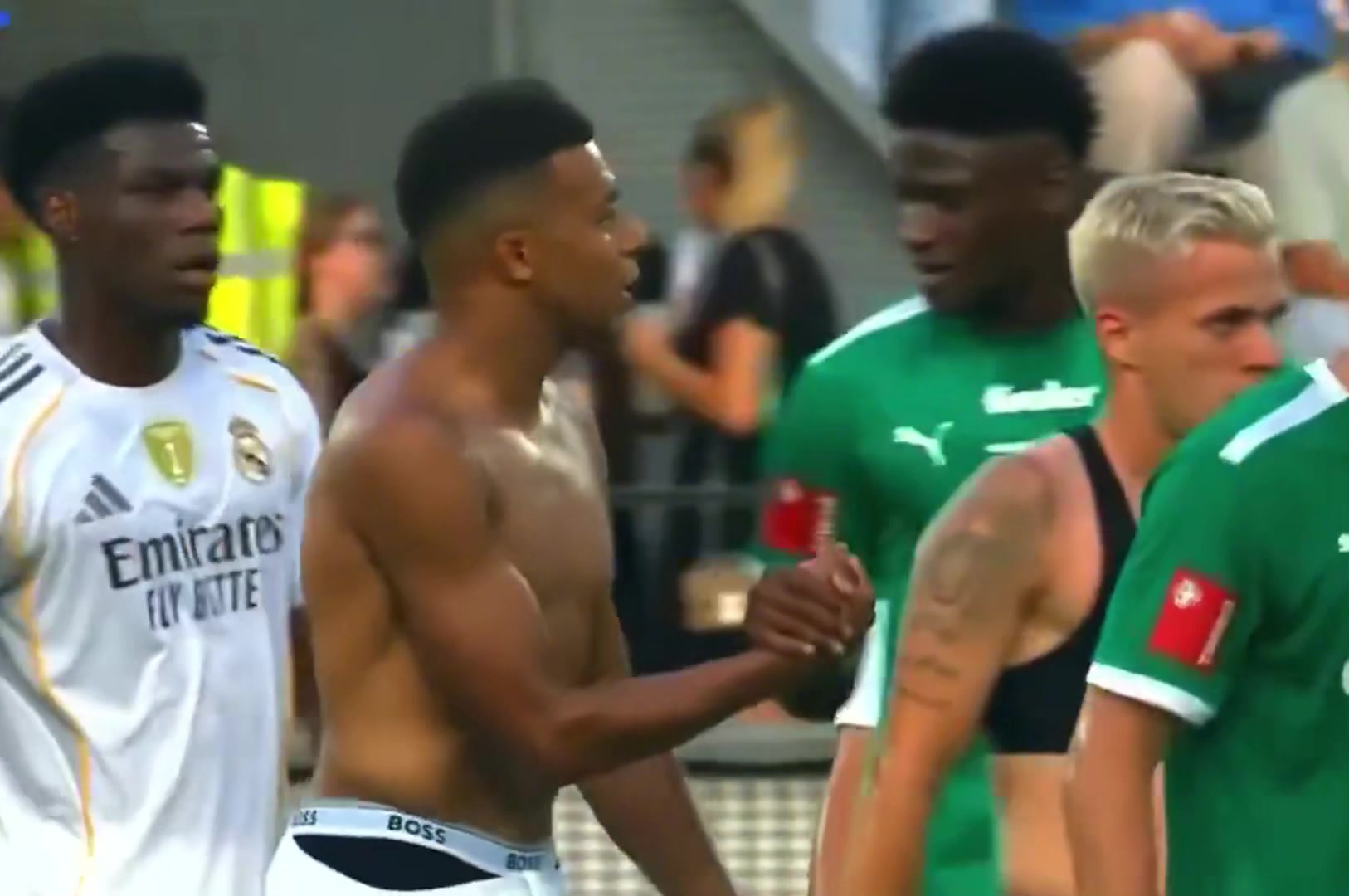 姆巴佩和居勒爾半場時就被蒂羅爾球員要走了球衣