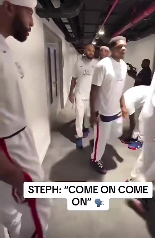 去年夏天美國男籃出場時(shí)濃眉在球員通道等候詹姆斯一起走