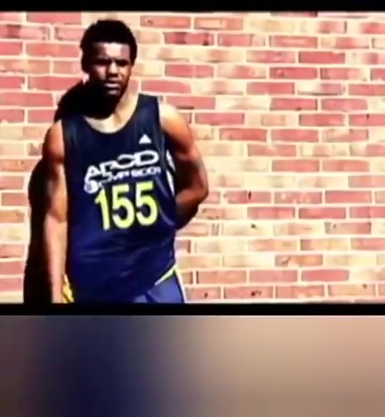 天之驕子2001年年僅16歲的詹姆斯參加阿迪達(dá)斯的訓(xùn)練營