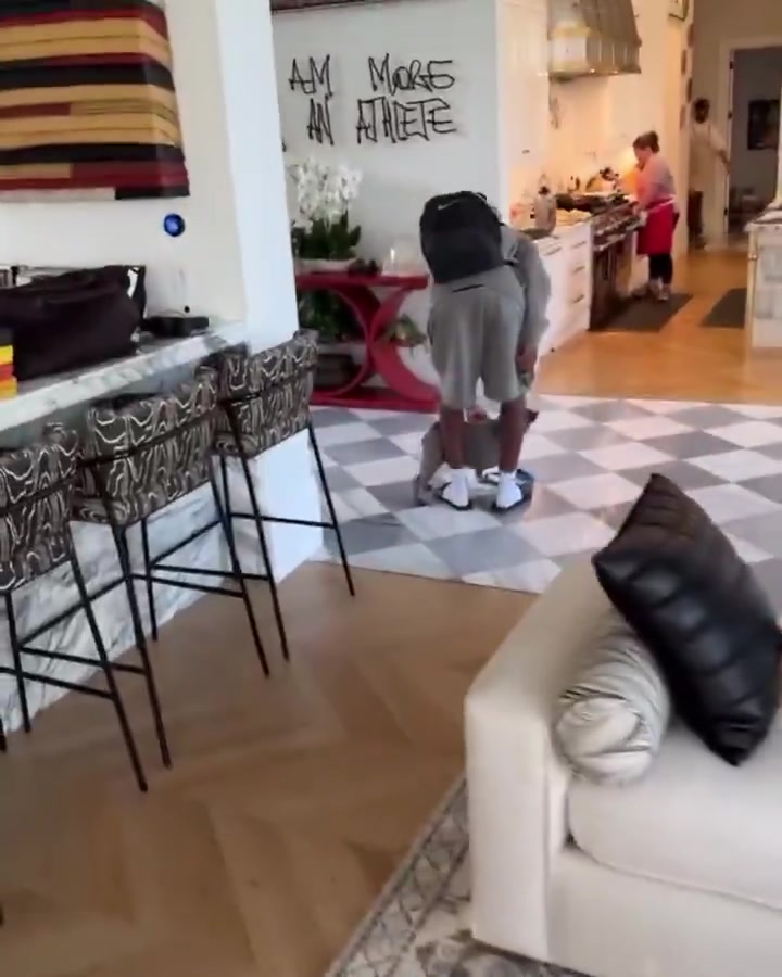 詹姆斯很興奮布萊斯從學?；貋砹羝鹆撕釉娇丛较窭险擦? title=