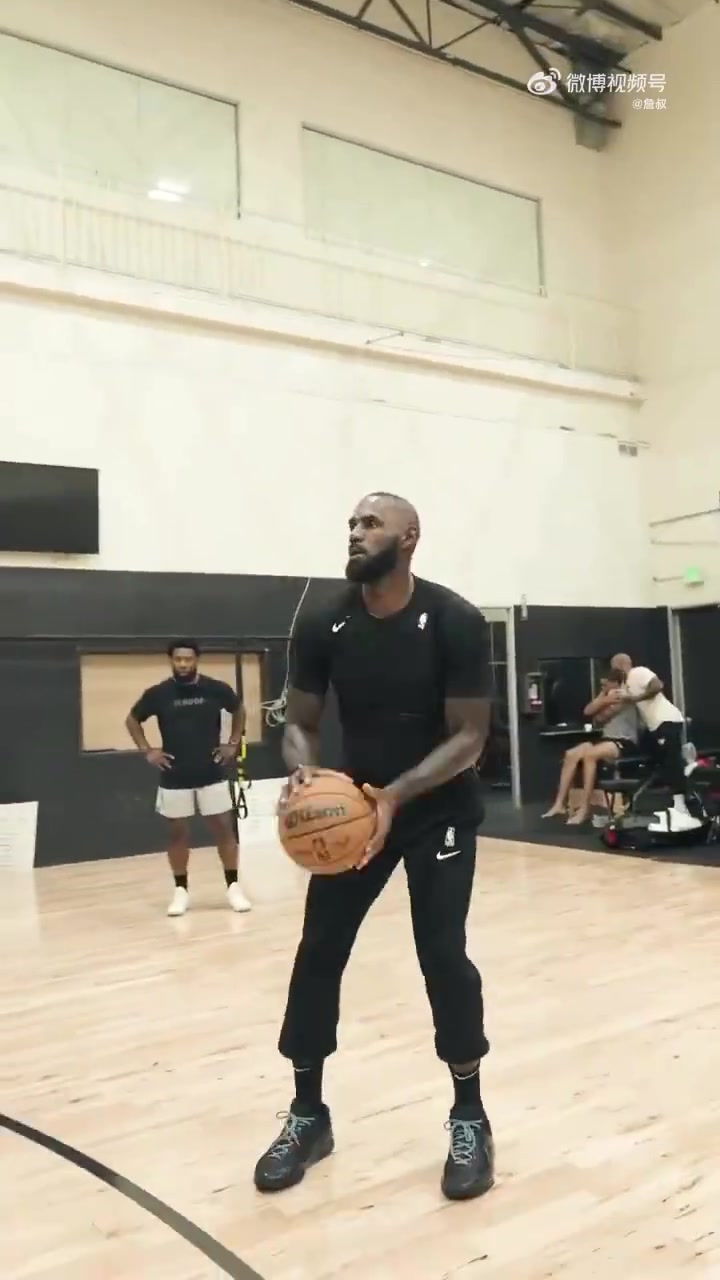 給東契奇安排的射手已在陣中詹姆斯又加練三分啦命中率很高