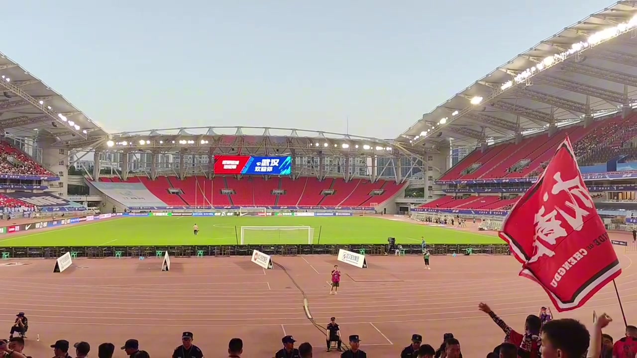 格局拉滿三鎮(zhèn)主場歡迎蓉城遠征球迷并預(yù)祝球隊亞冠取得好成績