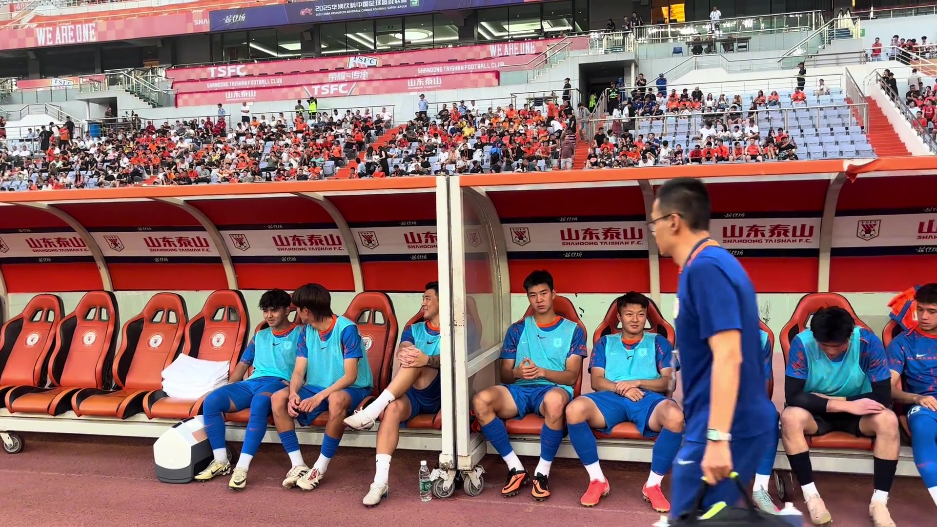 有點(diǎn)意思牛志明在替補(bǔ)席鄭錚讓石柯往那邊坐石柯說我還年輕