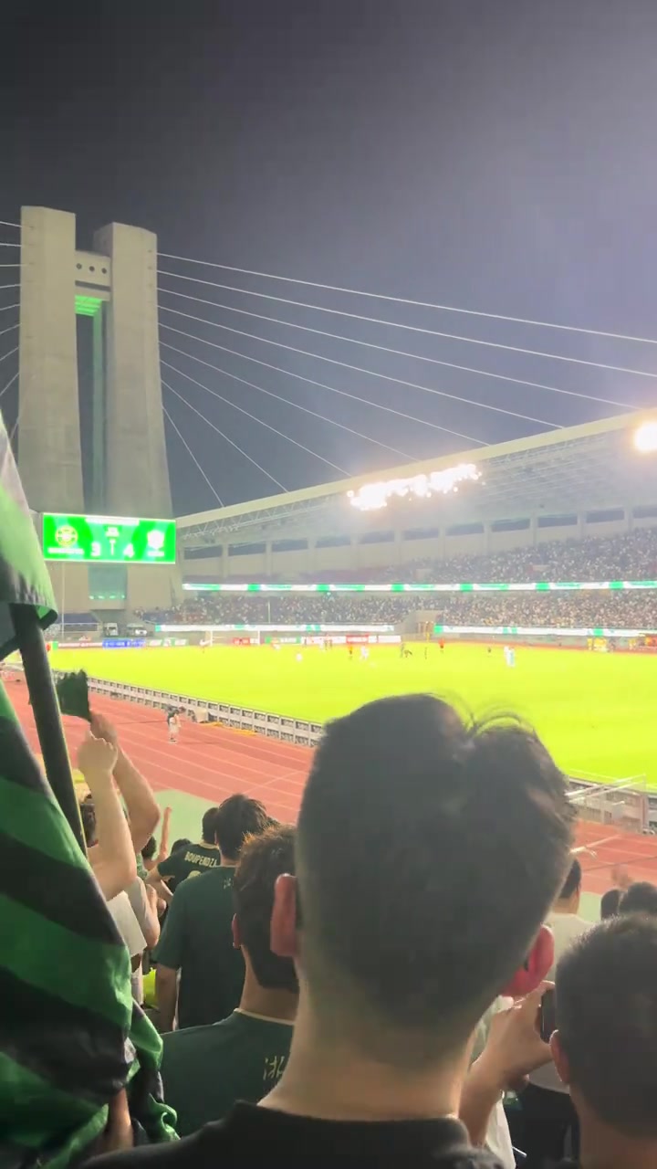 少打一人后慘遭國(guó)安逆轉(zhuǎn)憤怒的浙江球迷看臺(tái)高喊黑哨