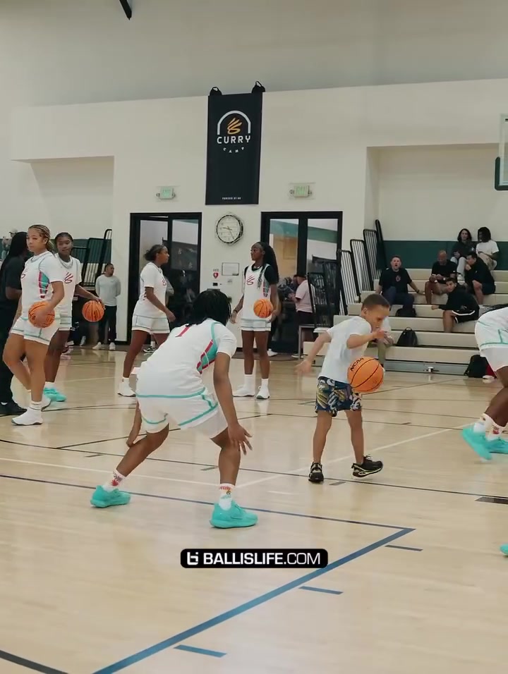 庫里舉辦訓(xùn)練營 兒子卡農(nóng)展現(xiàn)假動(dòng)作直接晃趴學(xué)員