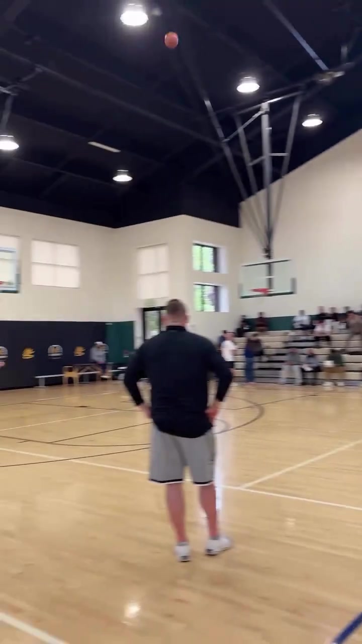 毫無剪輯庫里最新訓(xùn)練營視頻不停跑動(dòng)連中4記超遠(yuǎn)三分