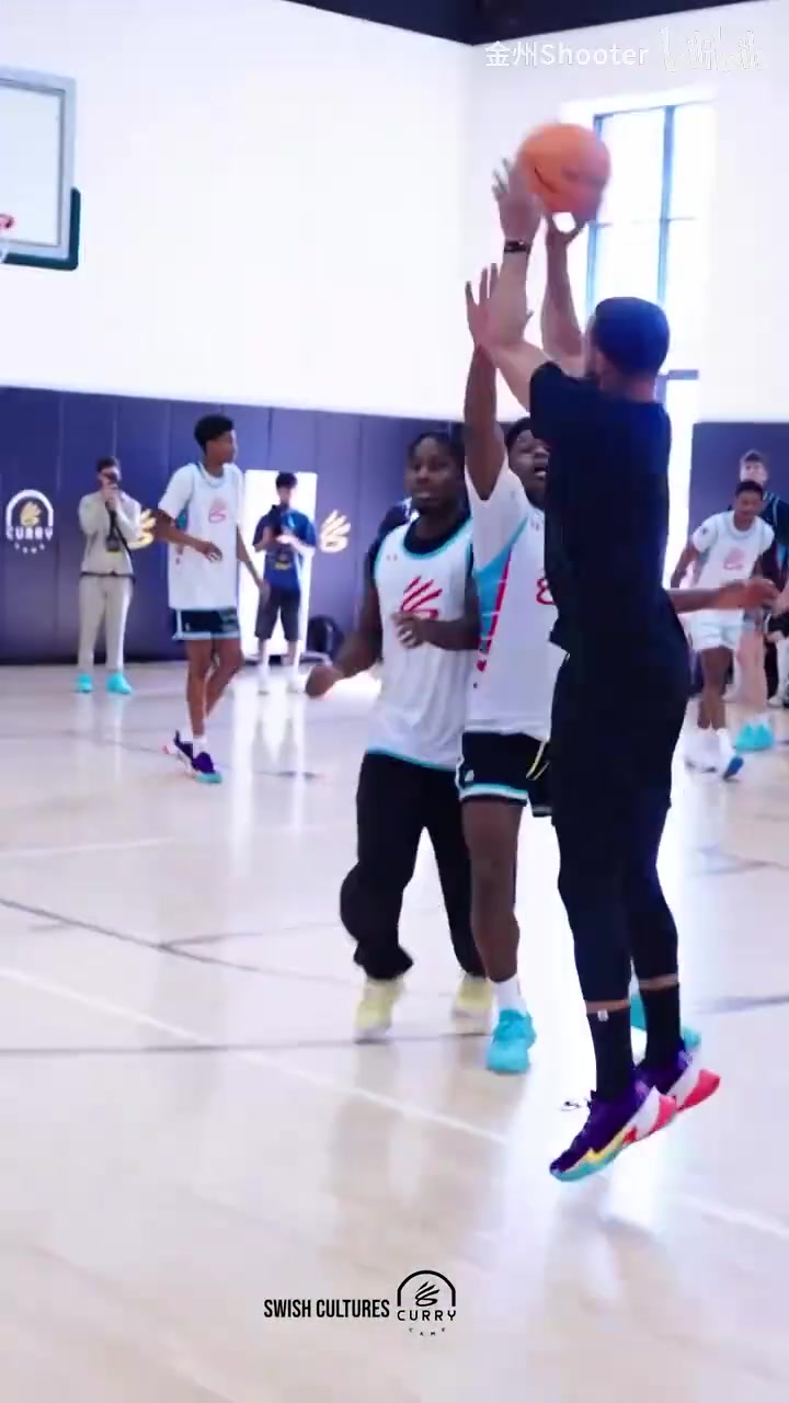 連續(xù)送妙傳庫里訓(xùn)練營和小米切爾各自帶隊(duì)打?qū)官? title=