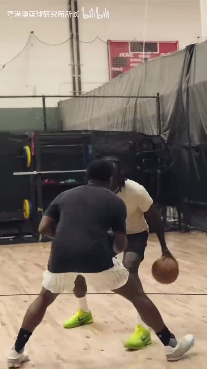 誰(shuí)會(huì)上首發(fā)呢開(kāi)拓者后衛(wèi)霍勒迪亨德森休賽期訓(xùn)練視頻