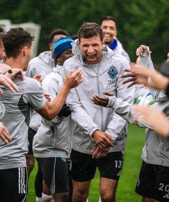 溫哥華白浪隊(duì)以傳統(tǒng)儀式迎穆勒