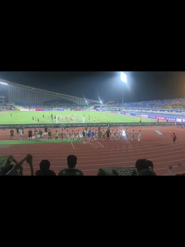 逼近榜首實(shí)拍國(guó)安賽后與遠(yuǎn)征軍球迷共同慶祝勝利