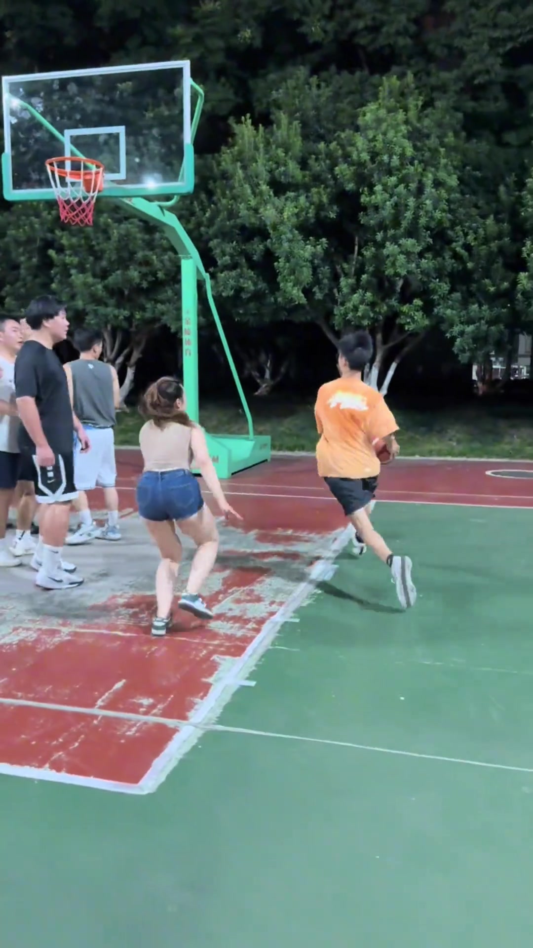 網(wǎng)紅卡戴鹿在線約球晚上了兄弟還不出來打球