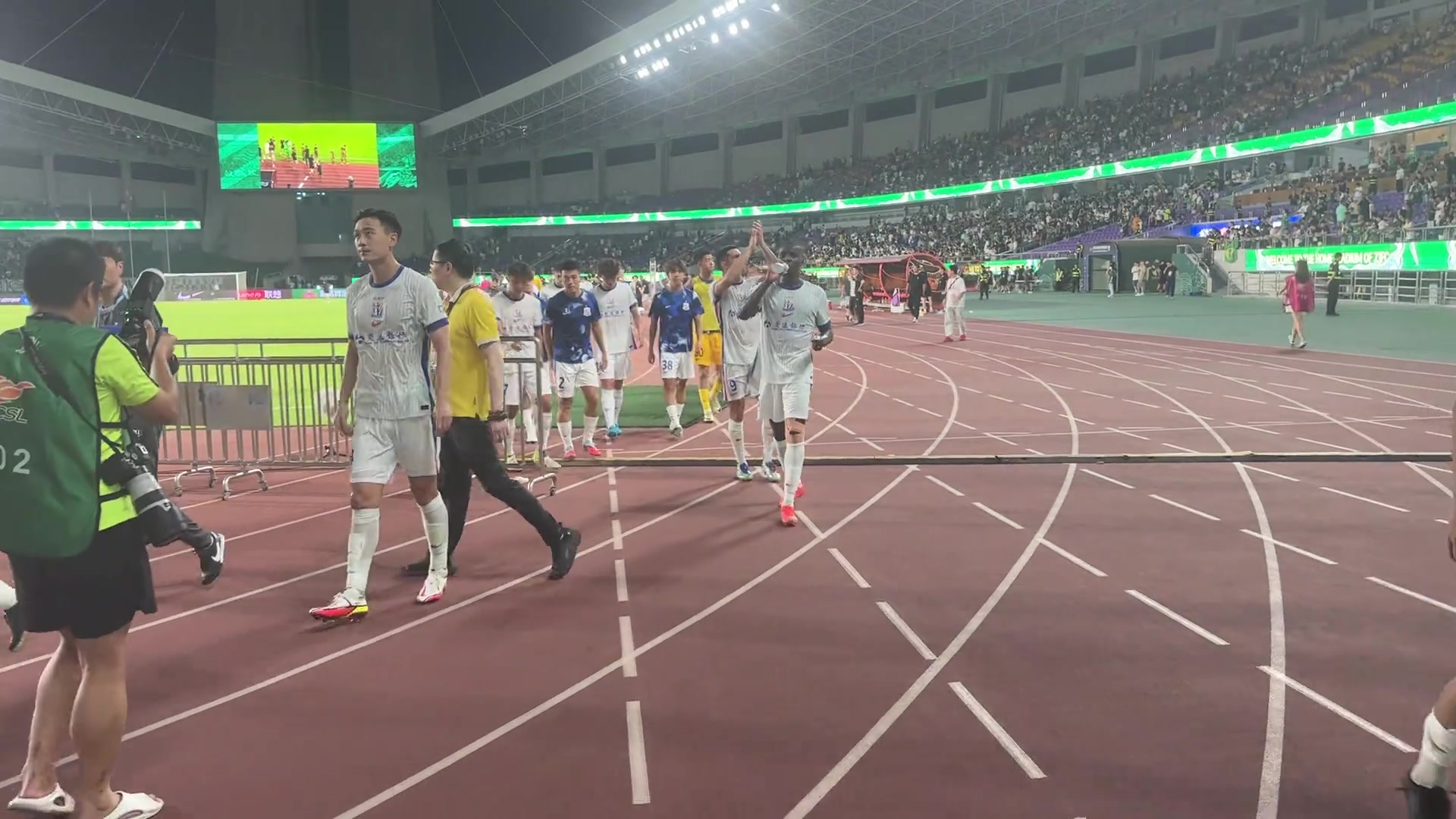 申花憾平浙江賽后吳曦一瘸一拐帶領(lǐng)全隊(duì)向申花遠(yuǎn)征軍謝場(chǎng)