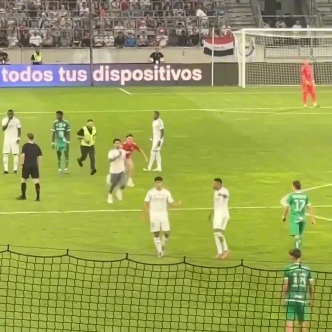 寵粉球迷沖入場內(nèi)找姆巴佩要合影姆總攔住保安滿足球迷