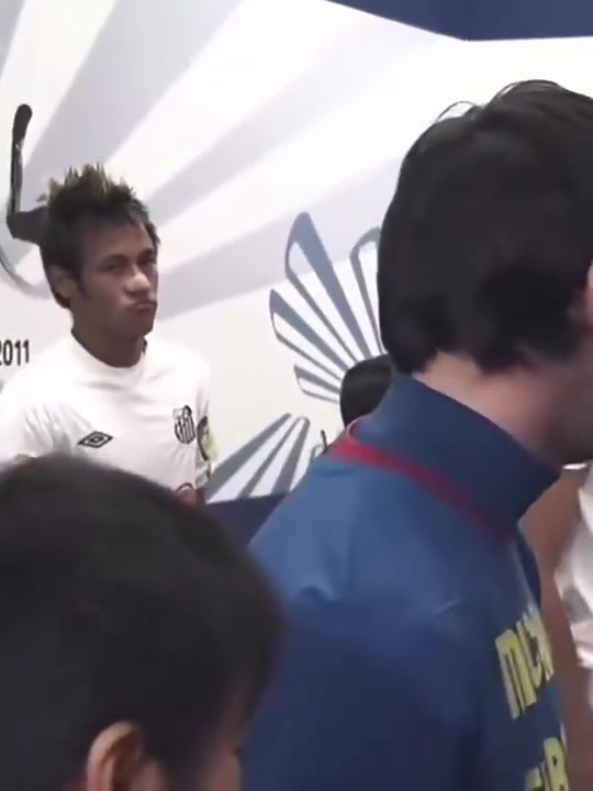 眼神不斷偷瞄還記得當(dāng)年內(nèi)馬爾第一次見(jiàn)到梅西時(shí)的情景嗎