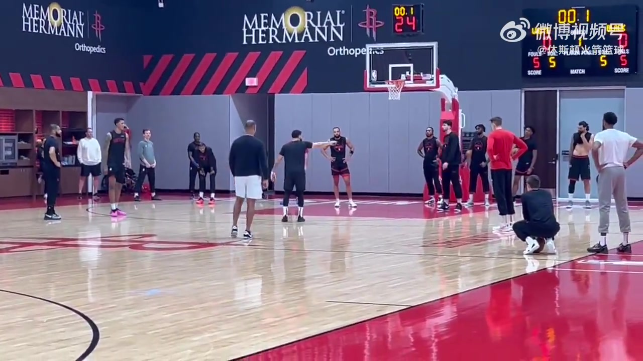 范喬丹在火箭隊(duì)內(nèi)訓(xùn)練的樣子仿佛是火箭的第二個(gè)教練