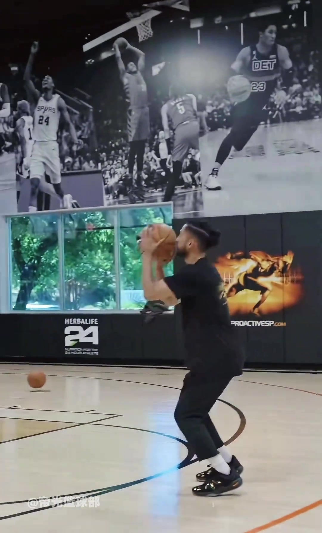 小帥又開(kāi)始了新的訓(xùn)練 雙人包夾后傳球