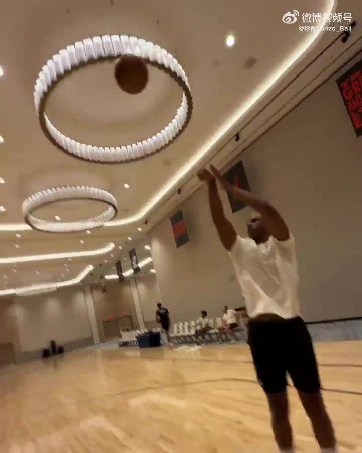 老炮還有多少油保羅在拉斯維加斯精英訓(xùn)練營之前進行了晨練