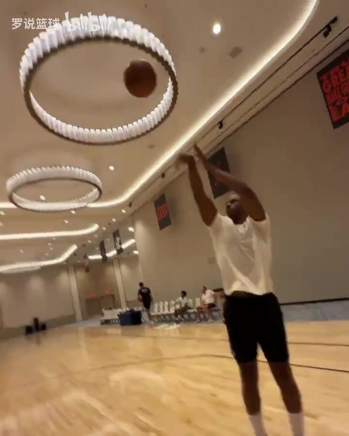 重回快船備戰(zhàn)第21季老保羅最新訓(xùn)練曝光內(nèi)突外投狀態(tài)上佳