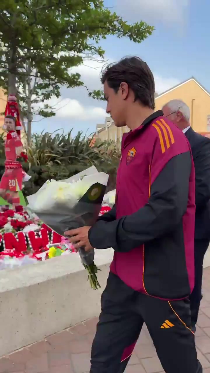 迪巴拉和拉涅利前往安菲爾德向若塔哀悼