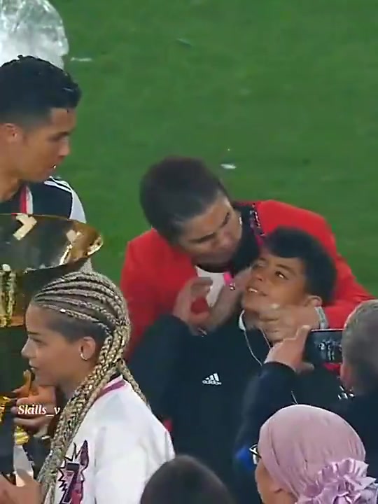 C羅名場(chǎng)面獎(jiǎng)杯誤傷迷你羅和喬治娜胸口