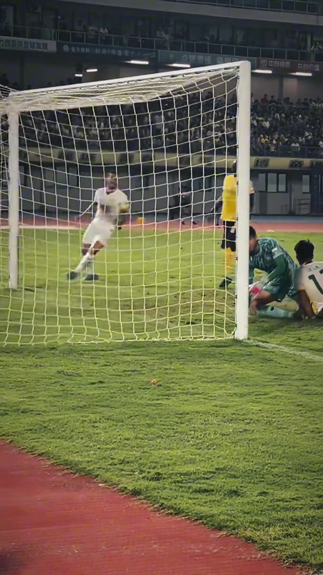 擦鞋擦鞋國安博主實(shí)拍張稀哲圓月彎刀助攻林良銘和法比奧