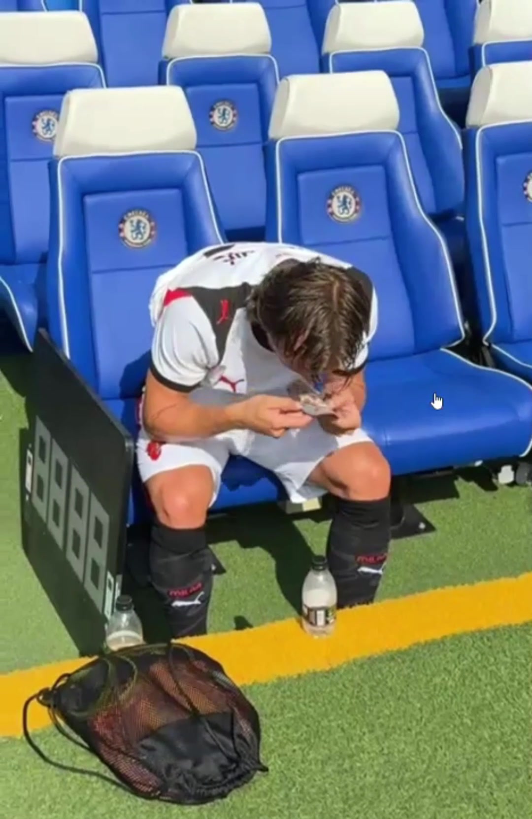 愛來自伯納烏莫德里奇每次上場前都會親吻護腿板