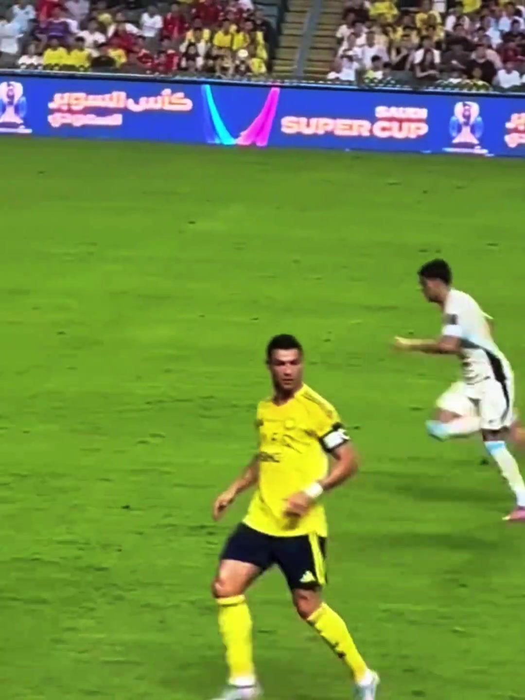 40歲C羅再現(xiàn)經典踩單車過人