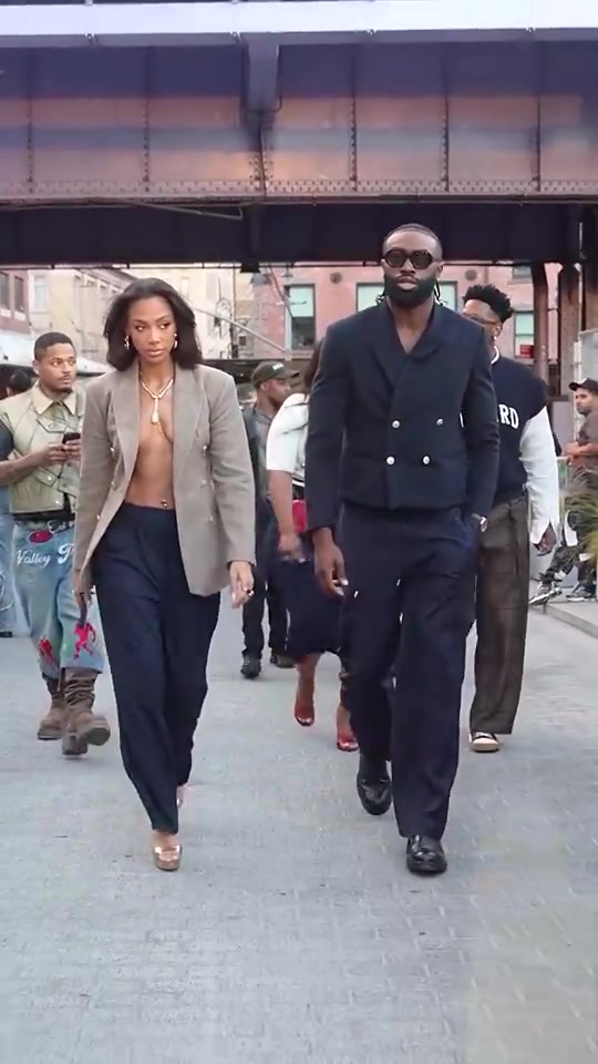 這我能看嗎杰倫-布朗女友著裝這么大膽竟如此性感上陣