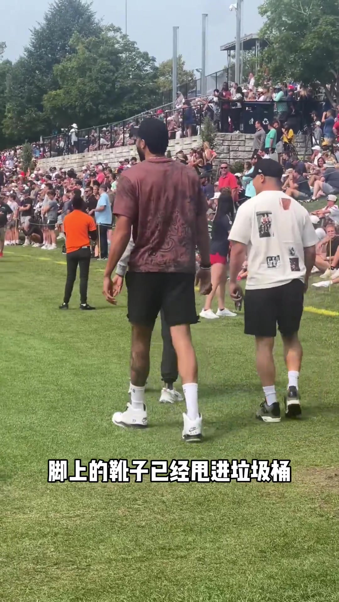 復(fù)出在即耐殺王塔圖姆現(xiàn)身橄欖球賽場 正常走路不需要保護(hù)靴了