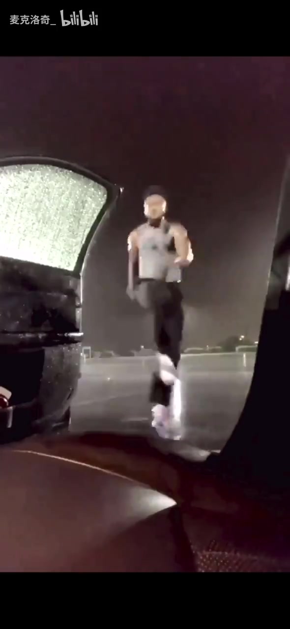 真的是很難相信當(dāng)年杰倫布朗雨中的熱舞視頻年輕真好