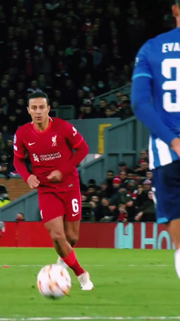 這弧線真的太離譜了你還記得蒂亞戈紅軍時期這記凌空斬嗎