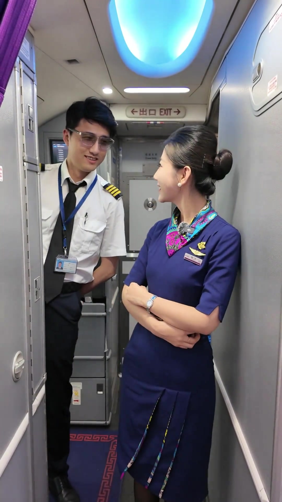 好美啊?云南空姐賽前為玉昆隊加油