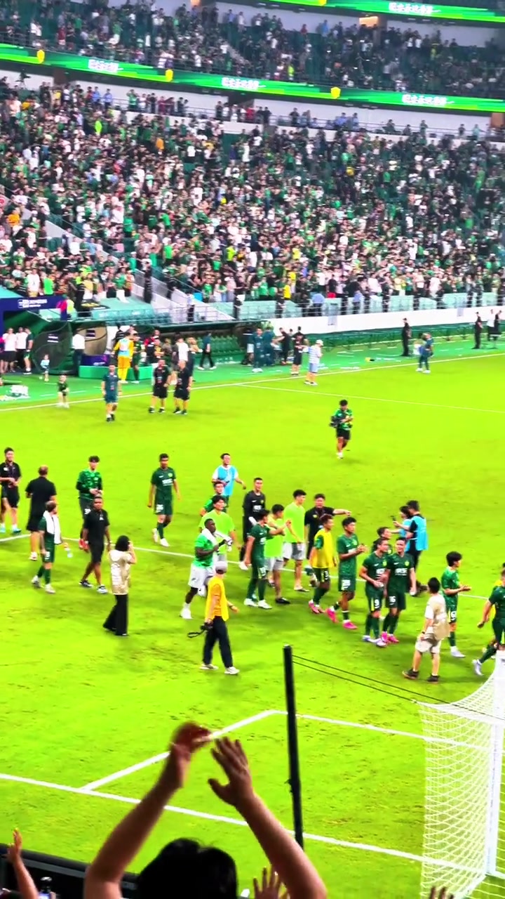 實(shí)拍國安血洗玉昆賽后謝場工體球迷為球隊(duì)送上掌聲