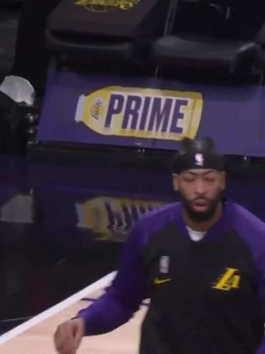 太逗濃眉昔日模仿老詹仙人指路名場面就是手抓不住球