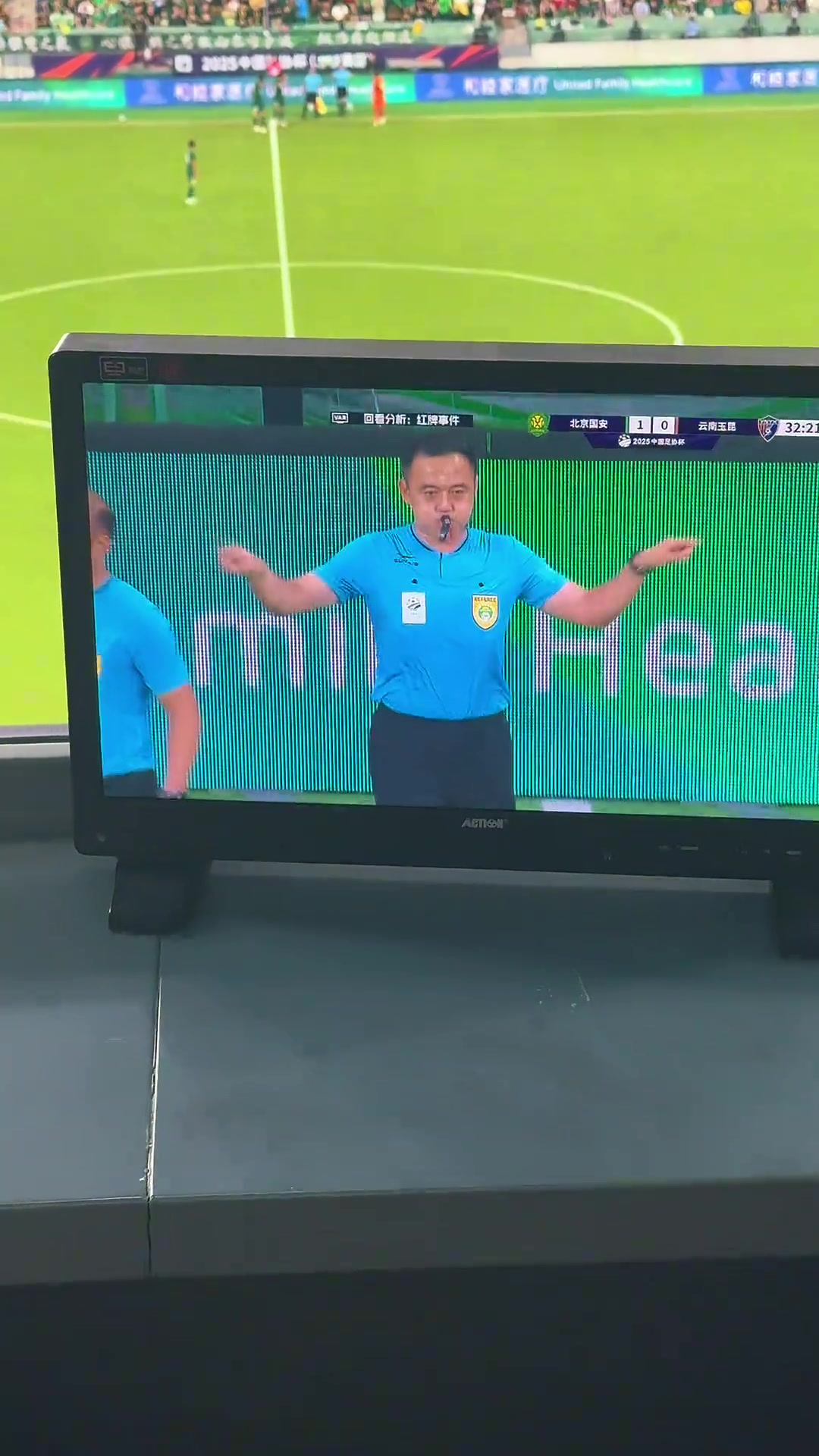 實(shí)拍云南玉昆外援布爾克染紅瞬間看臺上的李明振臂鼓掌