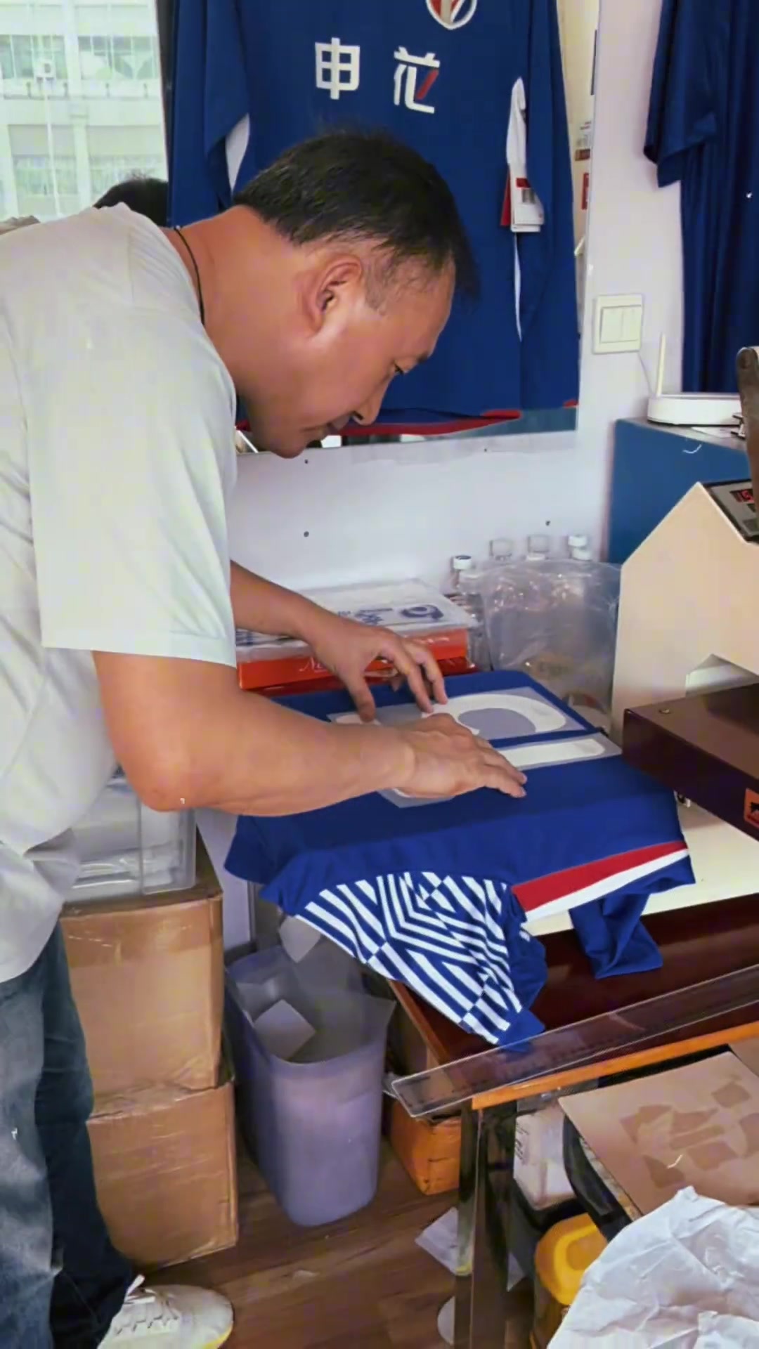 申花女球迷的顏值都這么高嘛還去找老板整了個(gè)新球衣