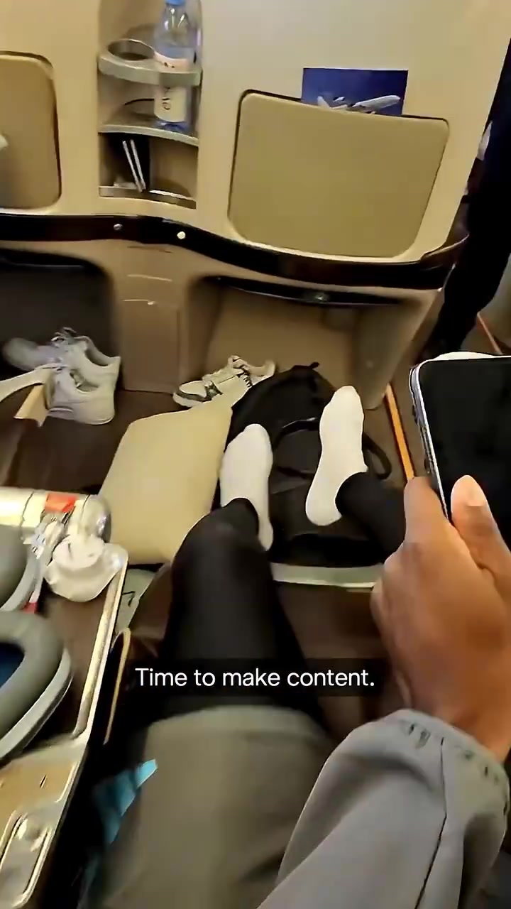 融入的很快啊伊蘭加鏡頭下飛機(jī)上的紐卡球員