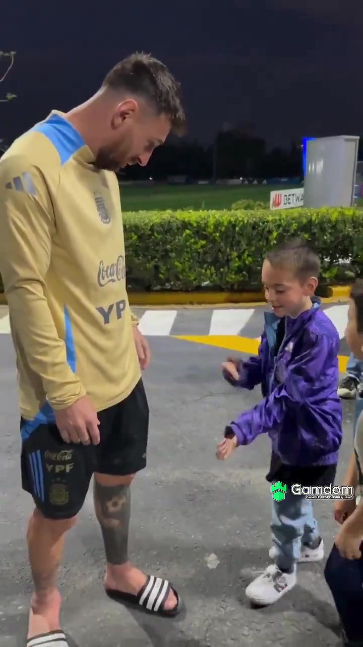梅西看完震驚了小球迷讓梅西進球后做他的慶祝動作